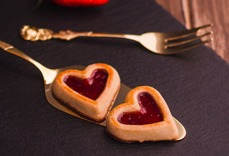 Where can I get couple-themed desserts?
